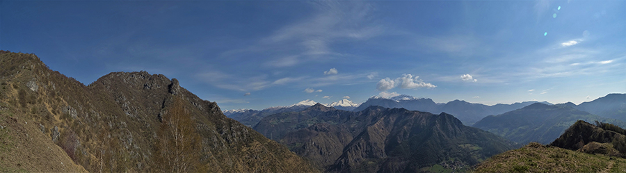 Vista panoramica dalla cimetta 'Il Pizzo' (921 m) verso lo Zucco e la Val Serina con i suoi monti, alcuni ancora innevati